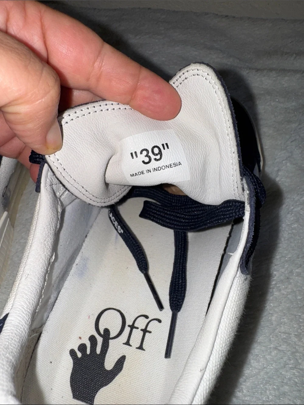 Off-White Navy and White Low-Top Arrow Sneakers